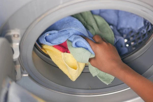 Загрузка белья в стиральную машину